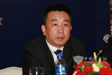 上柴動(dòng)力總經(jīng)理熊偉銘回答記者提問