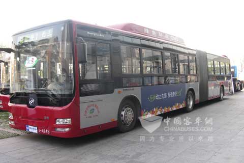 裝載上柴天然氣發(fā)動(dòng)機(jī)的公交車