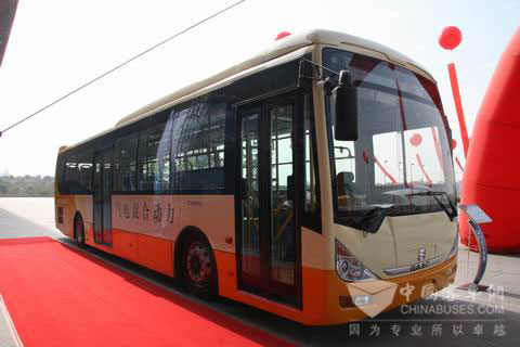 玉柴機(jī)器2010年?duì)I銷服務(wù)大會(huì)現(xiàn)場展出的配載氣電混合動(dòng)力發(fā)動(dòng)機(jī)的客車