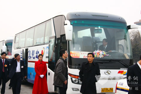 兩會代表在北汽車隊(duì)前交流