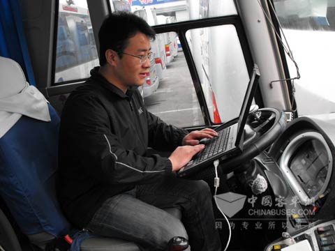 張海明在檢查客車發(fā)動機情況