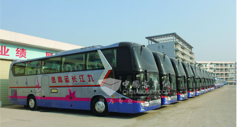 在九江長(zhǎng)運(yùn)的運(yùn)營(yíng)車(chē)輛中，金龍客車(chē)占據(jù)了半壁江山，圖為該公司批量購(gòu)進(jìn)的XMQ6129Y8