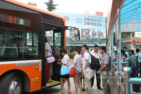 乘客有順序地登上中通新能源客車(chē)