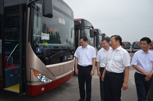 聊城公交董事長張保國陪同市領(lǐng)導查看新能源車