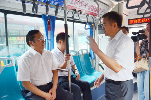 董事長張保國向市領(lǐng)導介紹公交發(fā)展情況