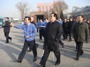 兵器裝備集團公司總經(jīng)理徐斌一行視察長安客車