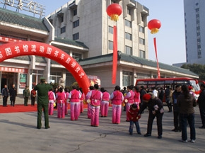 襄樊市首輛“東風(fēng)造”流動(dòng)圖書車交付使用