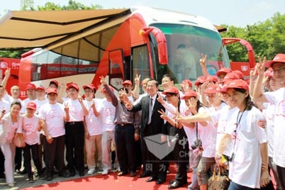 國(guó)內(nèi)首輛房車型愛心獻(xiàn)血車交付上海服務(wù)世博(圖集)