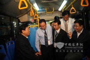 國(guó)務(wù)院副總理張德江視察海格智慧客車圖集