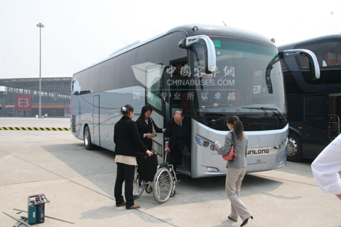 “這車對(duì)我們殘疾人很方便！”