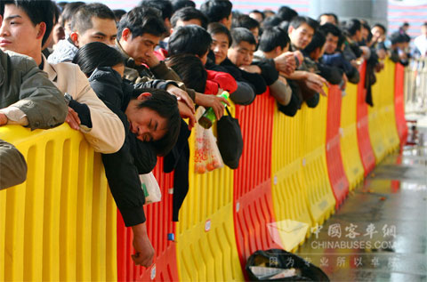 2010年1月20日下午，寧波國際會展中心鐵路臨時售票點，長長的隊伍中，從廣西來此打工，已經(jīng)3年沒有回過家的小伙子梁獻貴趴在隔離欄上酣然入眠。 