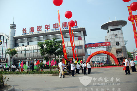 安徽省阜陽(yáng)市汽車運(yùn)輸集團(tuán)有限公司（簡(jiǎn)稱阜汽集團(tuán)）始建于1949年， 2002年通過(guò)ISO9001：2000質(zhì)量管理體系認(rèn)證，已連續(xù)多年躋身全國(guó)道路運(yùn)輸企業(yè)50強(qiáng)，系交通部重點(diǎn)聯(lián)系單位，現(xiàn)為全國(guó)道路客運(yùn)一級(jí)、貨運(yùn)二級(jí)企業(yè)。