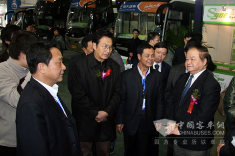 張小虞等嘉賓參觀常隆展臺(tái)