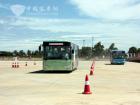 兩輛XMQ6127G進(jìn)行加速性能測試，裝配自動變速箱的客車（左）加速性能明顯好于裝配手動變速箱的客車