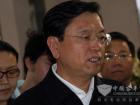 國務(wù)院副總理張德江認(rèn)真聆聽