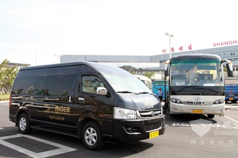 海格商旅車在虹橋機(jī)場(chǎng)遇到兄弟海格H90.