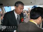 恒通客車副總經(jīng)理田野在恒通的純電動(dòng)車上向黃奇帆市長(zhǎng)、田力普局長(zhǎng)介紹恒通客車