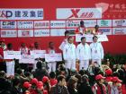 廈門市副市長葉重耕、大金龍副總經(jīng)理徐向東等為女子全程馬拉松賽獲獎選手頒獎后合影