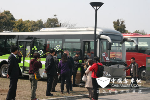 百路佳攜精品客車(chē)參選2011上?？蛙?chē)展