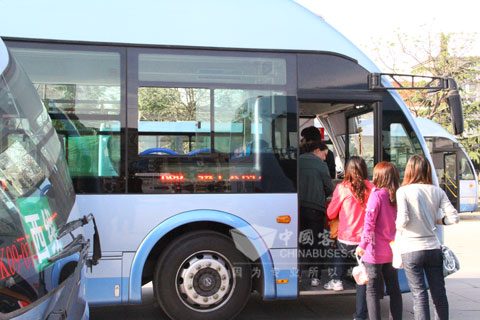 乘客排隊(duì)乘坐中文純電動(dòng)公交車