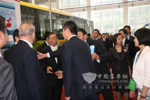 中國道路運輸協(xié)會會長楊利民等領(lǐng)導(dǎo)蒞臨中通展位指導(dǎo)工作