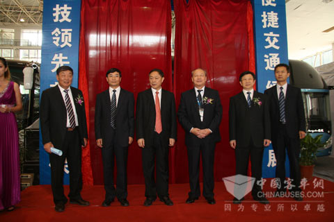 中國道協(xié)會長楊利民、常務(wù)副會長孔衛(wèi)國、交通運輸部運輸司司長李剛等領(lǐng)導(dǎo)為中通客車新品揭幕