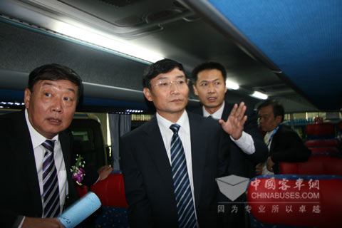 道路運輸司司長李剛、常務(wù)副會長孔衛(wèi)國視察中通“世紀(jì)星”