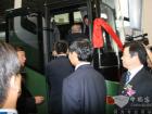 楊利民等領(lǐng)導(dǎo)登上中通客車展車體驗