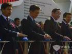 中央政治局委員俞正聲、工信部部長苗圩等領(lǐng)導(dǎo)按下開幕式啟動(dòng)按鈕