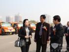 恒通客車副總經(jīng)理雷燕(左)向兗州市副市長劉曉林(右)、兗州公共汽車公司總經(jīng)理穆保國(中)介紹恒通專業(yè)助學(xué)車