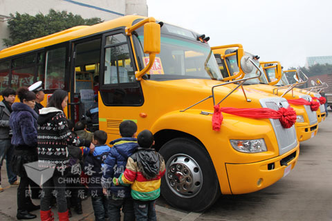 孩子們登上恒通新校車，高興不已