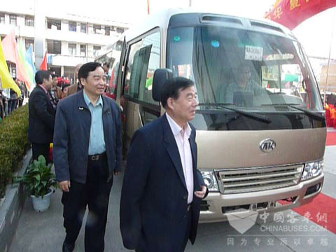 韓德彩、喬泰陽等老將軍以及中央電視臺(tái)臺(tái)長(zhǎng)趙化勇親身體驗(yàn)江淮·寶斯通