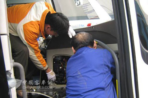 大金龍售后服務(wù)團(tuán)隊在精心檢測兩會服務(wù)車輛