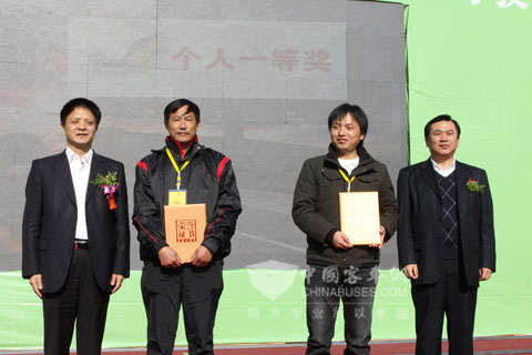 交通運(yùn)輸部副部長(zhǎng)馮正霖、福建省委常委、副省長(zhǎng)張志南給“宇通杯”冠亞軍頒獎(jiǎng)