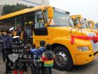 孩子們登上恒通新校車，高興不已