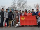歐輝客車(chē)團(tuán)委組織開(kāi)展“無(wú)私奉獻(xiàn)，學(xué)習(xí)雷鋒”活動(dòng)，青年員工清掃完廠區(qū)外留念