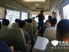 爬坡測試中，宇通T7上坡爬坡平穩(wěn)靜止，仰角坡度27°