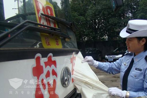 呼和浩特：首批統(tǒng)一標(biāo)識校車上路