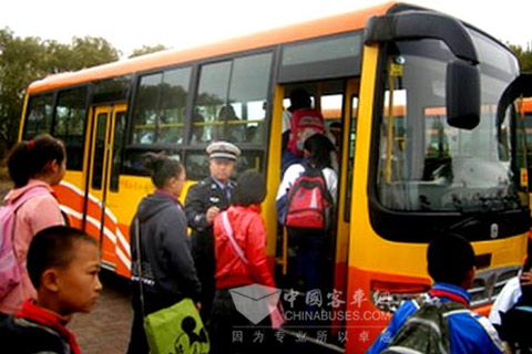 齊齊哈爾:政府"買單"  免費(fèi)校車走進(jìn)農(nóng)村