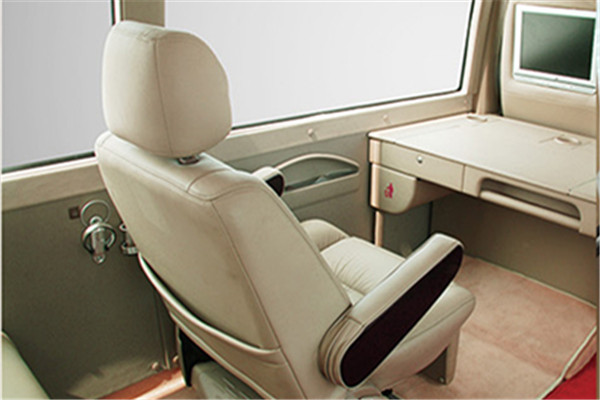 安凱HFF6700KQE4FB客車（汽油國(guó)四10-23座）