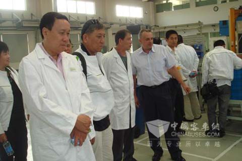 浙江省公交協(xié)會(huì)秘書長(zhǎng)聽取法國(guó)專家的介紹