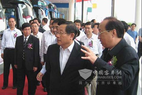科技部部長萬鋼視察玉柴與恒通研發(fā)新能源客車