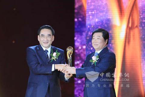 財(cái)政部副部長廖曉軍為譚旭光頒獎(jiǎng)