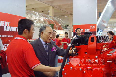 內(nèi)燃機(jī)展上行業(yè)專家向工作人員詢問Z系列發(fā)動(dòng)機(jī)的情況