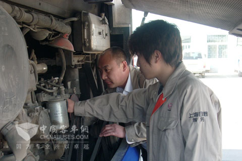 上海日野服務(wù)工程師檢修發(fā)動機