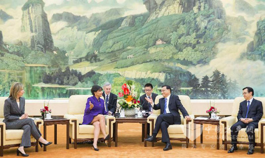 國務(wù)院總理李克強(qiáng)在北京人民大會(huì)堂會(huì)見美國總統(tǒng)代表、商務(wù)部長(zhǎng)普里茨克